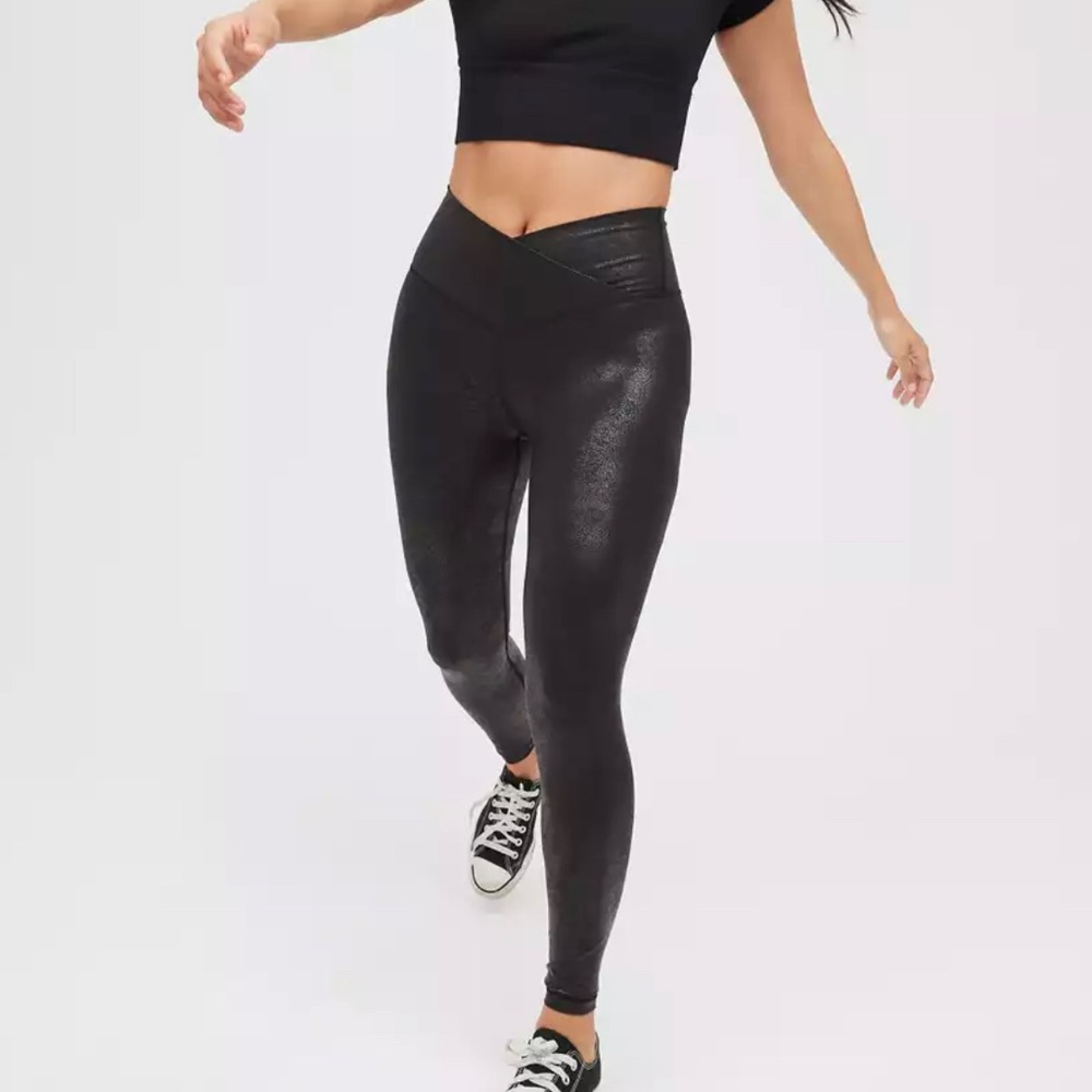 OFFLINE By Aerie • The Hugger Crossover High Waisted Crackle Legging